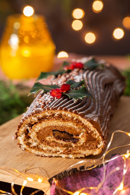 Bolo de natal tradicional de chocolate com decoração festiva