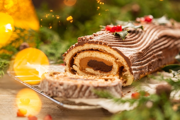 Bolo de Natal tradicional de chocolate com decoração festiva