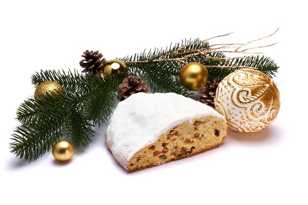 Bolo de natal tradicional fatiado com maçapão e frutas secas com decorações de ano novo