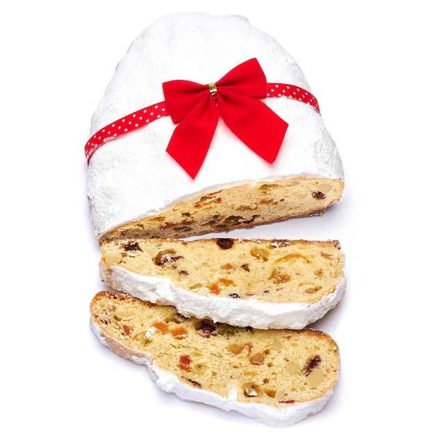 Bolo de natal tradicional fatiado com maçapão e frutos secos isolados no fundo branco