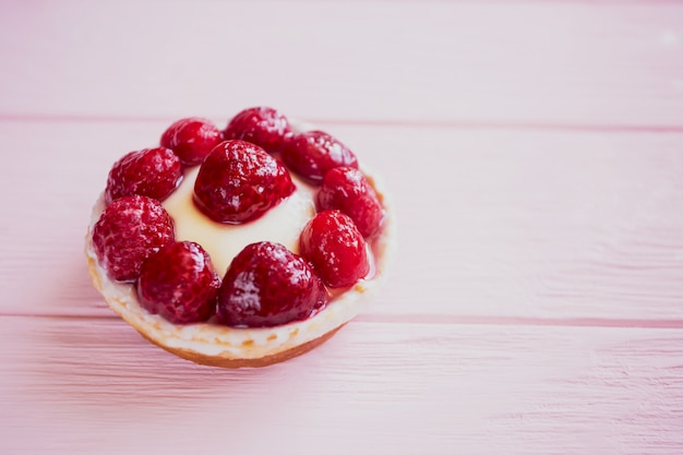 Foto bolo de panna cotta com creme de manteiga e framboesas