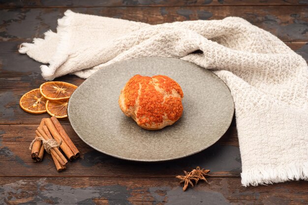 Bolo de pão com sobremesa de creme em um fundo de madeira