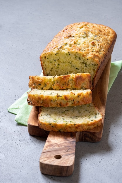 Bolo de pão de abobrinha fresco em uma mesa