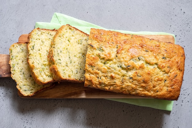 Bolo de pão de abobrinha fresco em uma mesa