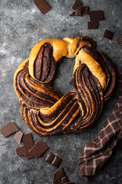 Bolo de pão de cozimento de chocolate doce tradicional babka de chocolate