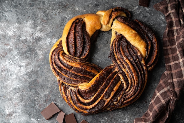 Bolo de pão de cozimento de chocolate doce tradicional babka de chocolate