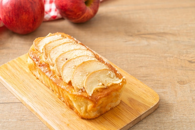 Bolo de pão de maçã esmigalhado na tábua de madeira