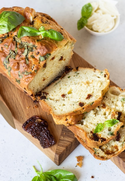 Bolo de pão salgado com tomate seco, mussarela e manjericão. foco seletivo.