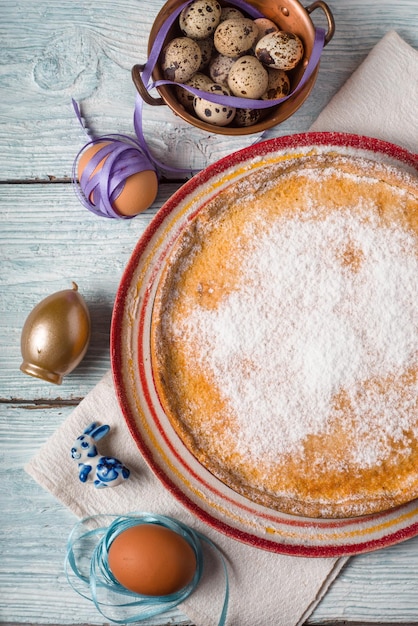 Bolo de Páscoa alemão na mesa de madeira branca