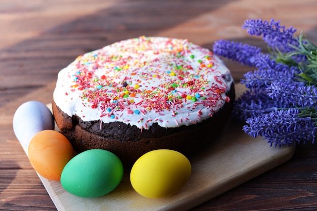 Bolo de Páscoa Bolo de Páscoa com ovos para o feriado da Páscoa