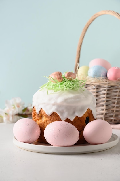 Bolo de páscoa caseiro ovos coloridos cesta de páscoa para celebração religião personalizada