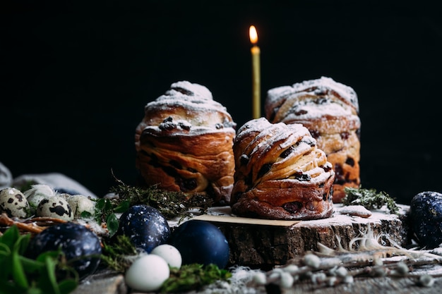 Bolo de Páscoa com codorna e ovos de Páscoa azuis em um fundo cinza