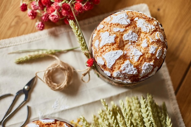 Bolo de páscoa com decoração rústica trigo na mesa de madeira o feriado