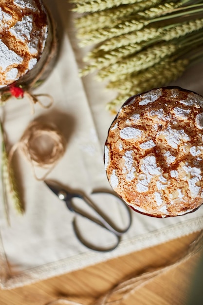 Bolo de páscoa com decoração rústica trigo na mesa de madeira o feriado