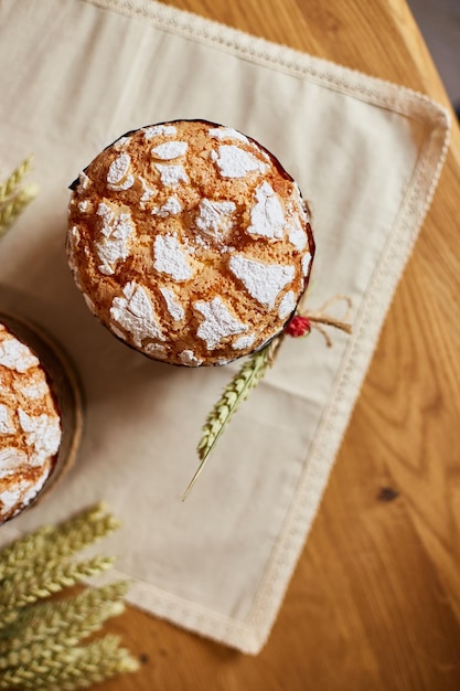 Bolo de páscoa com decoração rústica trigo na mesa de madeira o feriado