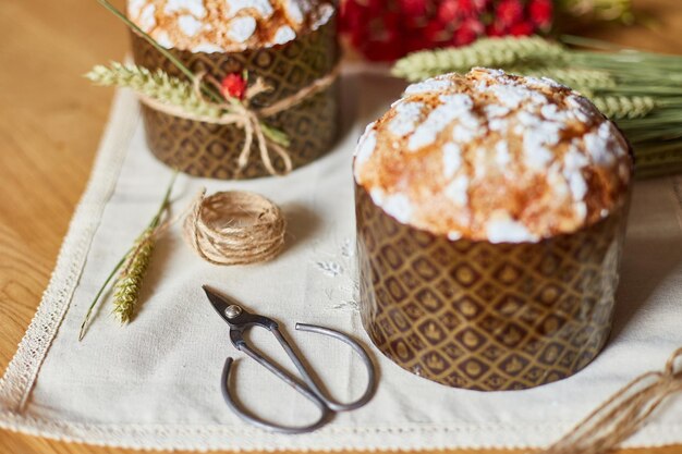 Bolo de páscoa com decoração rústica trigo na mesa de madeira o feriado