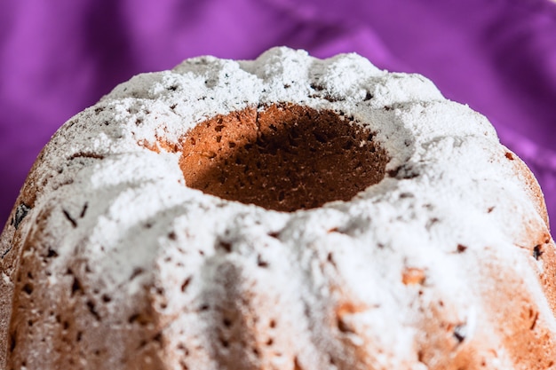 Bolo de Páscoa com glacê de açúcar e passas