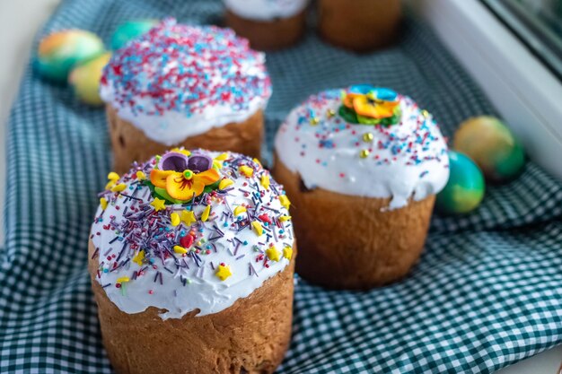 Bolo de páscoa com glacê e decoração Cartão postal com pão de páscoa tradições cristãs Copie o espaço Fundo branco