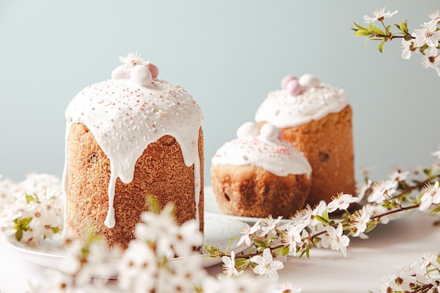 Bolo de páscoa com glacê e decoração Cartão postal com pão de páscoa tradições cristãs Copie o espaço Fundo branco