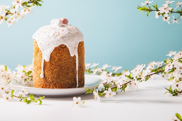 Bolo de páscoa com glacê e decoração Cartão postal com pão de páscoa tradições cristãs Copie o espaço Fundo branco