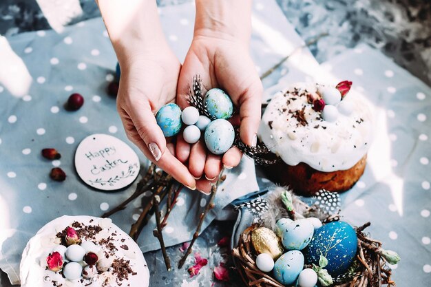 Foto bolo de páscoa com merengue e decoração em cima da mesa