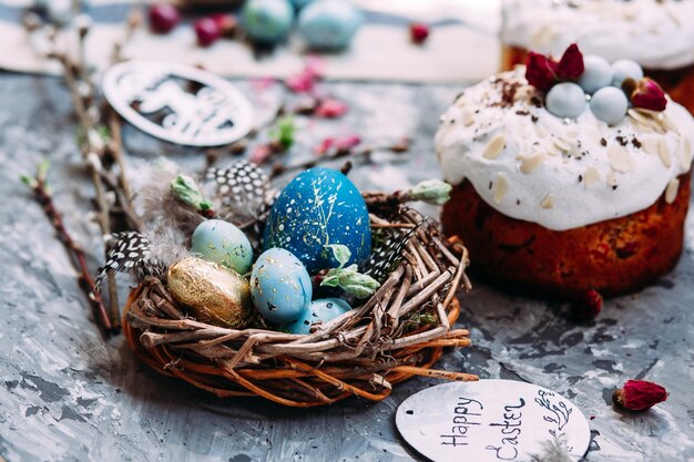 Bolo de Páscoa com merengue e decoração em cima da mesa