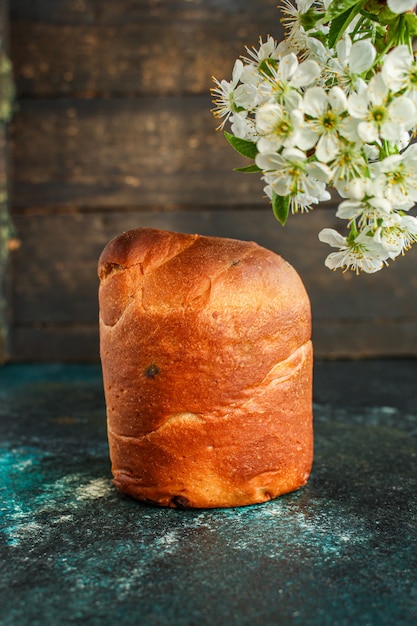 Bolo de Páscoa com mesa de celebração festiva com decoração tradicional