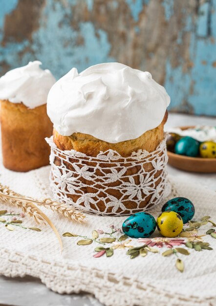 Bolo de Páscoa com ovos de cor close-up, feriado da Páscoa