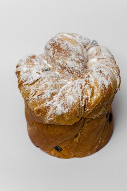 Bolo de Páscoa com passas em um fundo branco