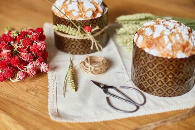 Bolo de páscoa com trigo de decoração rústica na mesa de madeira o feriado feliz feriado de páscoa