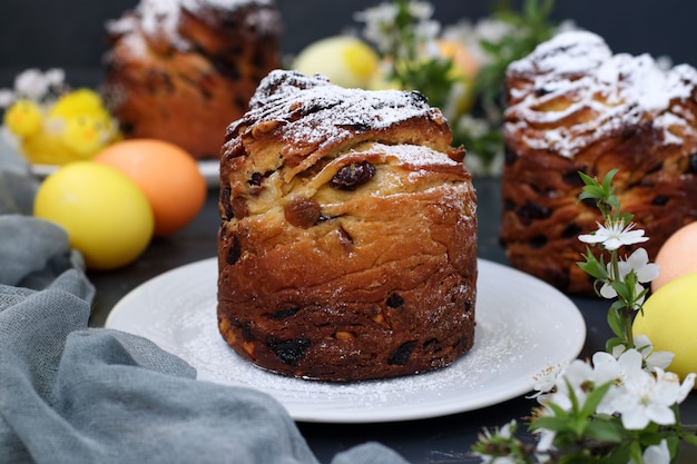 Bolo de Páscoa Craffin e ovos coloridos em um fundo escuro