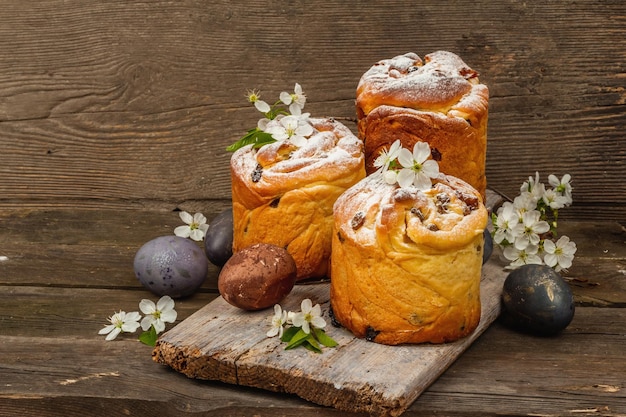 Bolo de Páscoa Cruffin ou pão doce kulich com ovos pintados Cozimento festivo tradicional