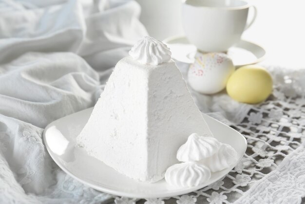 Bolo de Páscoa de coalhada tradicional em mesa de luz