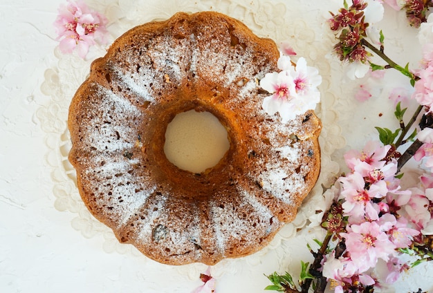 Bolo de páscoa e cereja flores da primavera