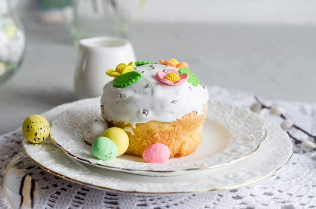 Bolo de Páscoa e decorações do feriado