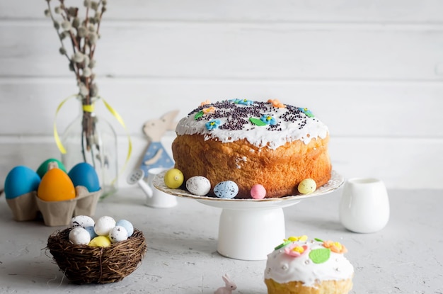 Bolo de Páscoa e decorações do feriado