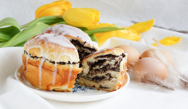 Bolo de páscoa e flores da primavera