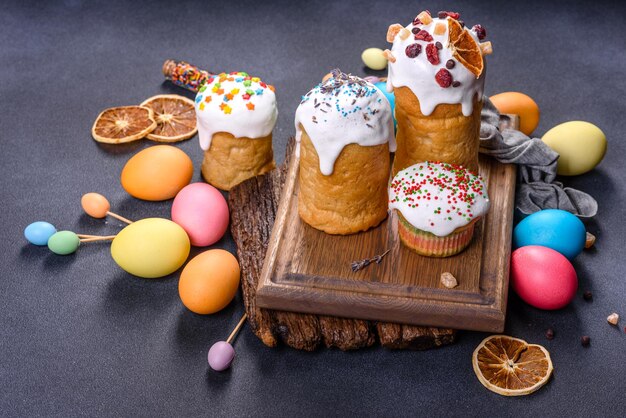 Bolo de páscoa e mesa de celebração festiva de ovos de páscoa definindo decoração tradicional e guloseimas