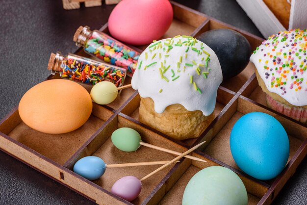Bolo de páscoa e mesa de celebração festiva de ovos de páscoa definindo decoração tradicional e guloseimas