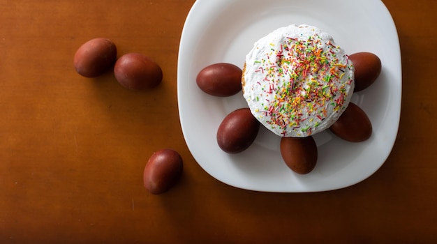 Bolo de Páscoa e ovos coloridos. Cozimento tradicional da Páscoa. Feriado da Páscoa. Fechar-se.