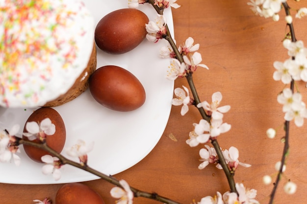 Bolo de Páscoa e ovos coloridos. Cozimento tradicional da Páscoa. Feriado da Páscoa. Fechar-se.