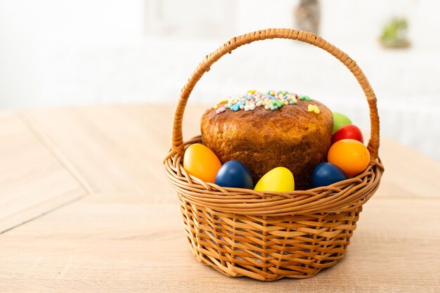 Bolo de páscoa e ovos coloridos e flores em primeiro plano