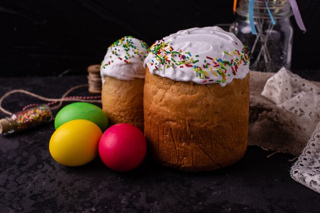 Bolo de Páscoa e ovos coloridos em um fundo escuro