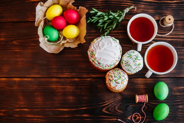 Bolo de Páscoa e ovos coloridos em um fundo escuro