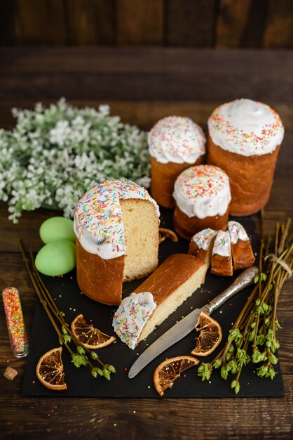 Bolo de Páscoa e ovos coloridos em uma mesa de madeira. Pode ser usado como pano de fundo