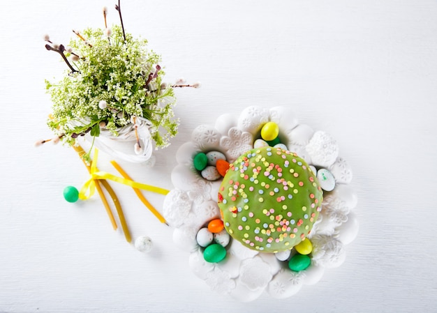 Bolo de Páscoa e ovos coloridos para a tabela tradicional de férias