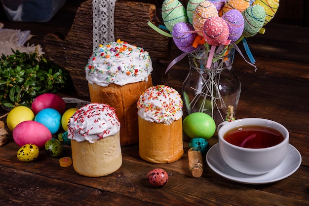 Bolo de Páscoa e ovos coloridos