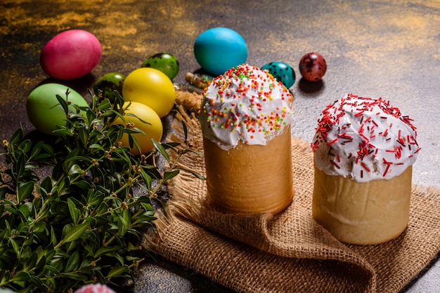 Bolo de Páscoa e ovos coloridos