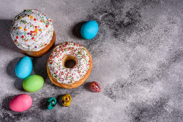 Bolo de Páscoa e ovos coloridos