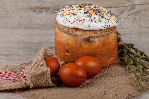 Bolo de Páscoa e ovos coloridos